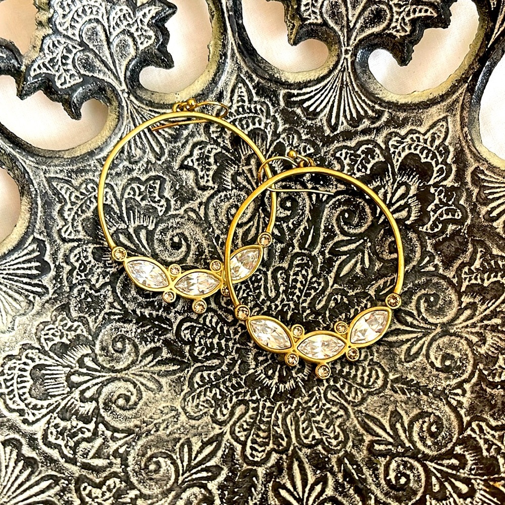Beautiful brass & crystal earrings.